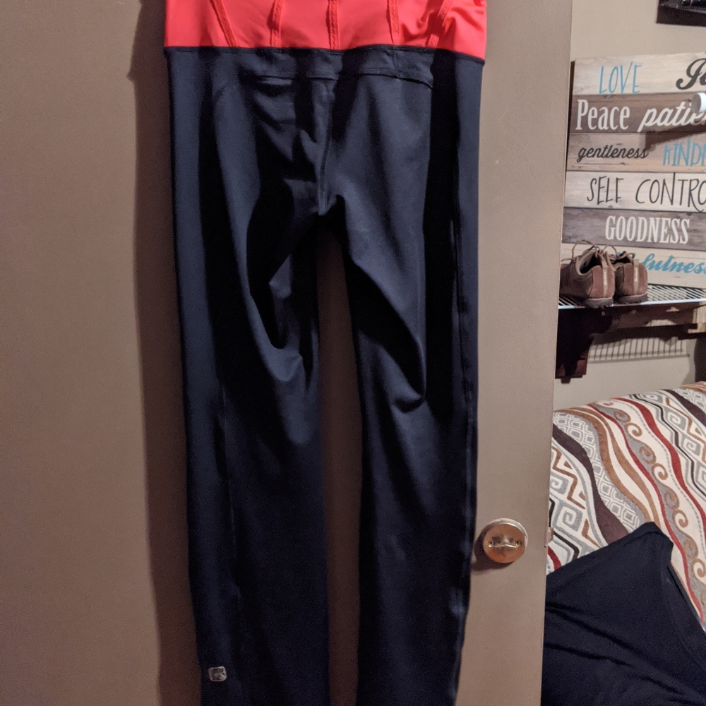 Yoga pants - Picture 2 of 3